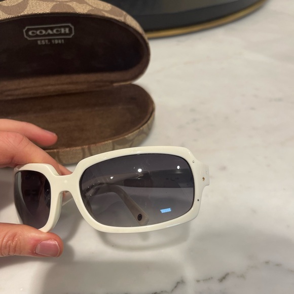 COACH vintage Samantha S425 sunglasses in white with rainbow rhinestone detail - Picture 4 of 10